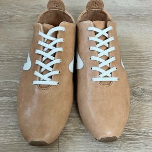 Slim Retro Runner
Leather Sneaker in Caramel